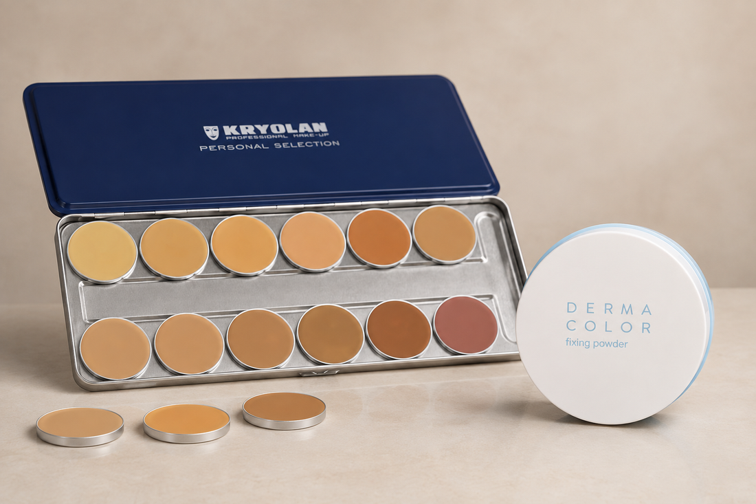 Pó Fixador Dermacolor ao lado de paleta e refis