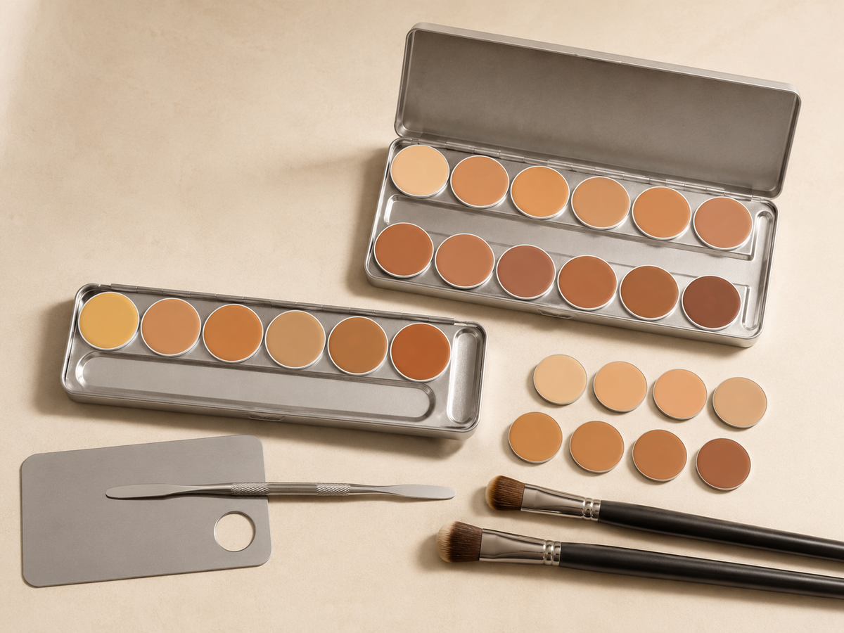 Paleta aberta, refis e ferramentas de maquiagem profissional